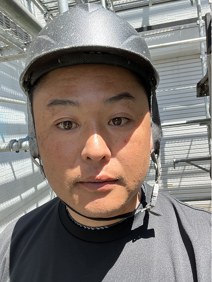 建設現場でヘルメットを着用した椛沢Prime塗装の職人