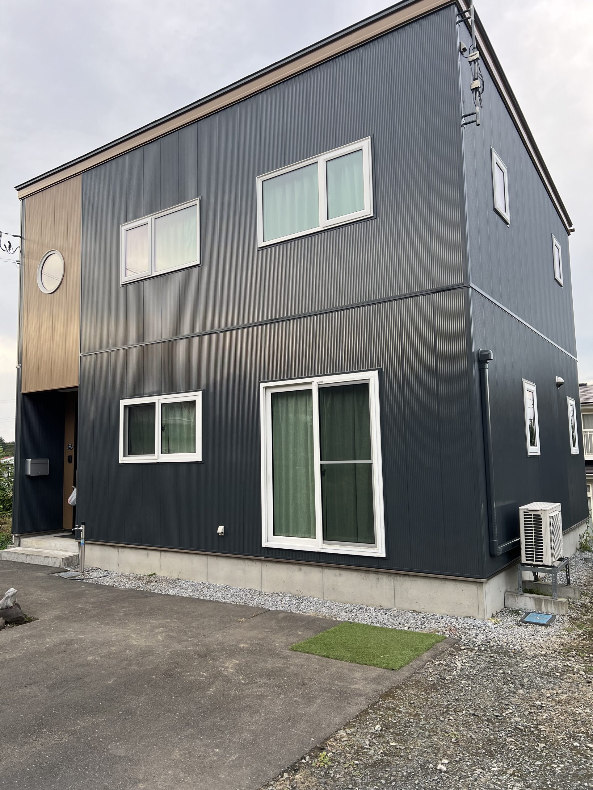 外壁塗装後のモダンなブルーグレーの戸建て住宅(三戸町)