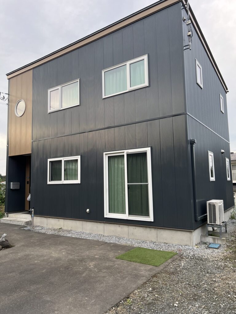 外壁塗装後のモダンなブルーグレーの戸建て住宅